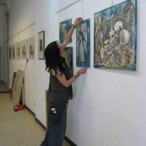 Decorazioni a mano su muro, legno ed abiti