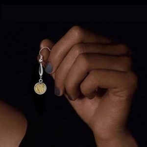 Orecchini in acciaio con applicazione in fibra di fico d’india